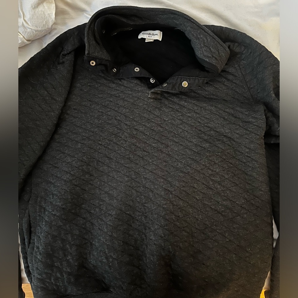 Men’s medium pullover sweatshirt/sweater